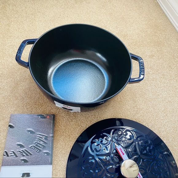 Staub new #24 3.75-Qt Lily Lid Dark Blue - Picture 6 of 13